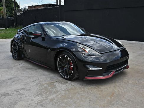 Used 2019 Nissan 370Z NISMO RWD image 3