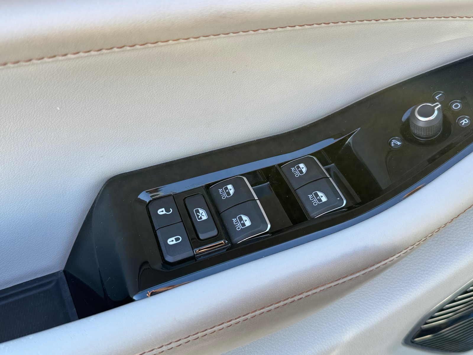 Used 2022 Jeep Grand Cherokee L Overland w/ Luxury Tech Group IV AWD/4WD image 19