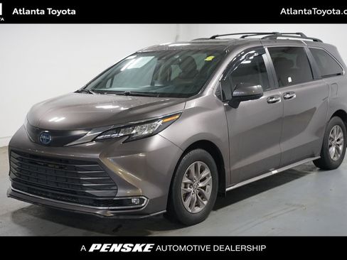 Used 2023 Toyota Sienna XLE FWD image 1