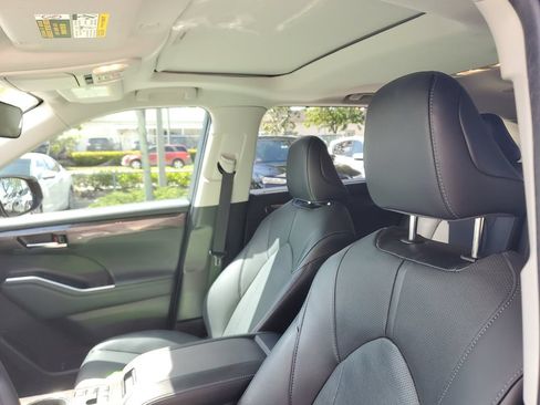 Used 2023 Toyota Highlander Limited FWD image 22