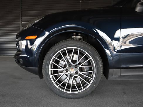 Used 2023 Porsche Cayenne AWD/4WD image 25