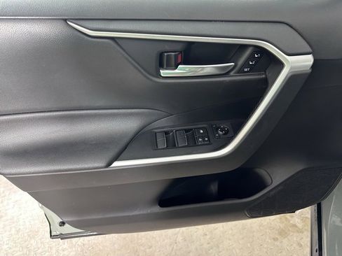 Used 2020 Toyota RAV4 XLE Premium image 18