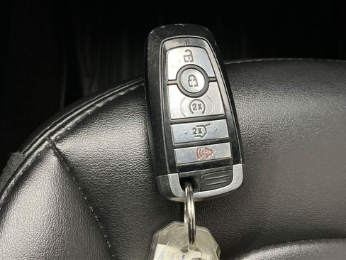 Used 2019 Ford Explorer XLT w/ Equipment Group 202A AWD/4WD image 31