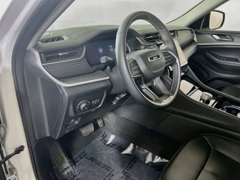 Used 2023 Jeep Grand Cherokee Limited AWD/4WD image 9