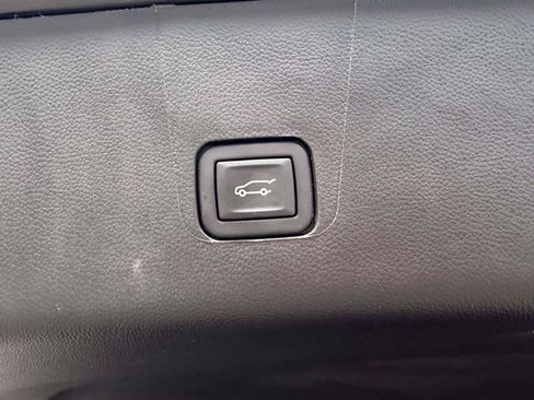 Used 2023 Chevrolet Traverse LT w/ LT Premium Package AWD/4WD image 8