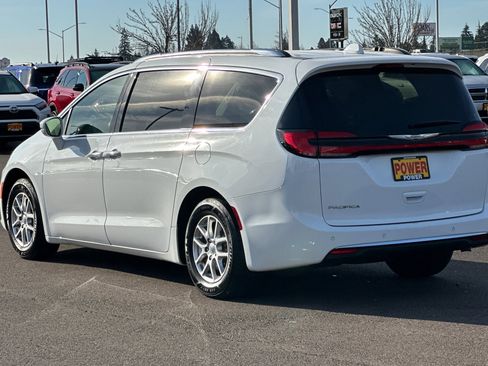 Used 2021 Chrysler Pacifica Touring-L image 6