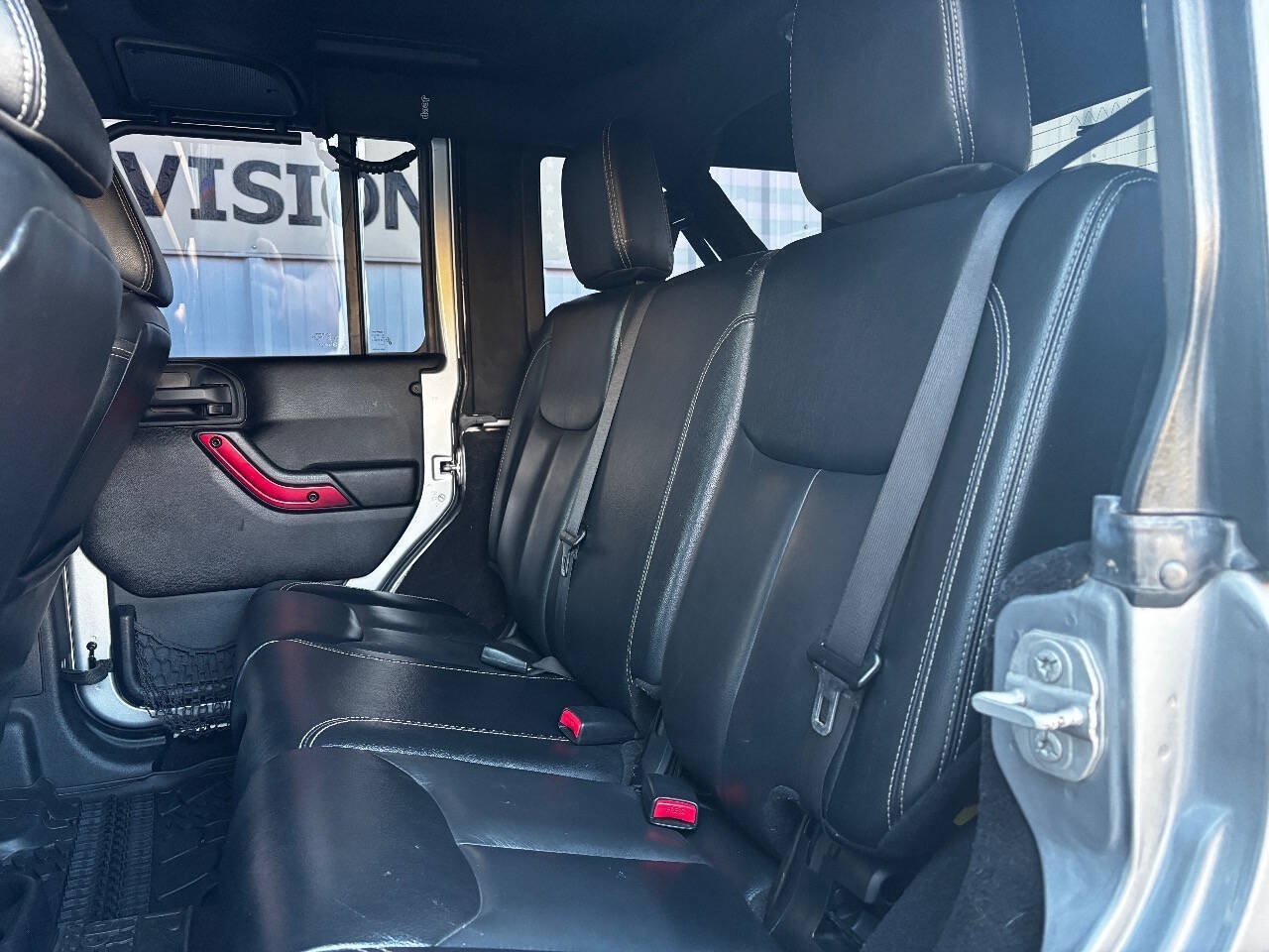 Used 2015 Jeep Wrangler Unlimited Rubicon w/ Connectivity Group AWD/4WD image 16