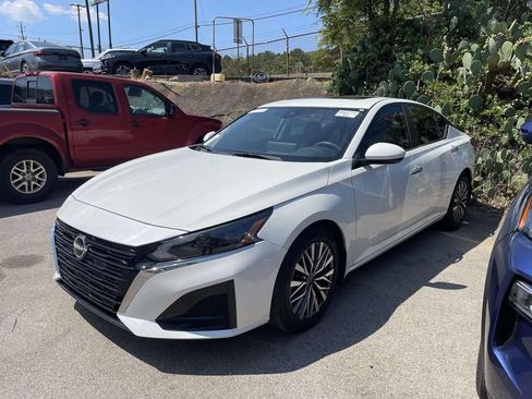 Used 2023 Nissan Altima 2.5 SV w/ SV Premium Package FWD image 3