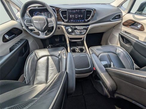 Used 2023 Chrysler Pacifica Limited FWD image 29