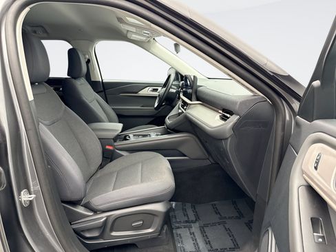 Used 2025 Ford Explorer Active AWD/4WD image 9