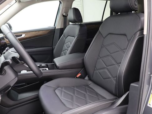 Used 2025 Volkswagen Atlas SE image 17