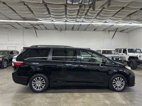 Used 2019 Toyota Sienna XLE FWD image 2