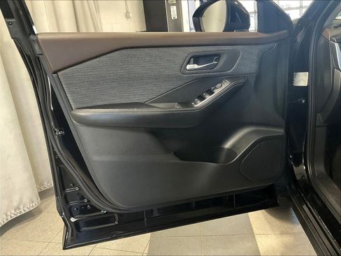 Used 2023 Nissan Rogue SV image 9