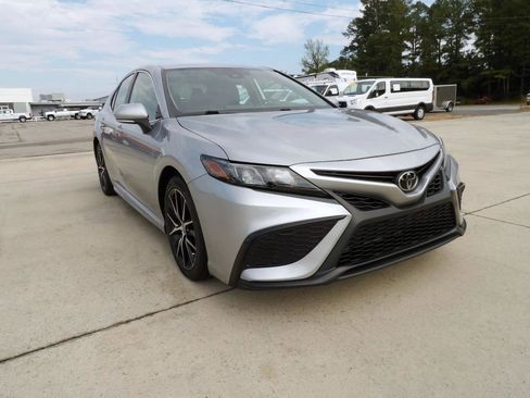 Used 2024 Toyota Camry SE image 4