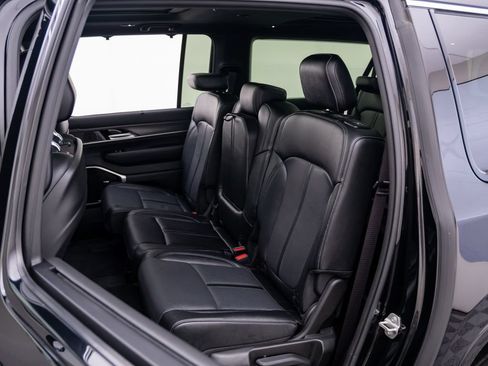 Used 2024 Jeep Wagoneer L Series III w/ Premium Group I AWD/4WD image 19