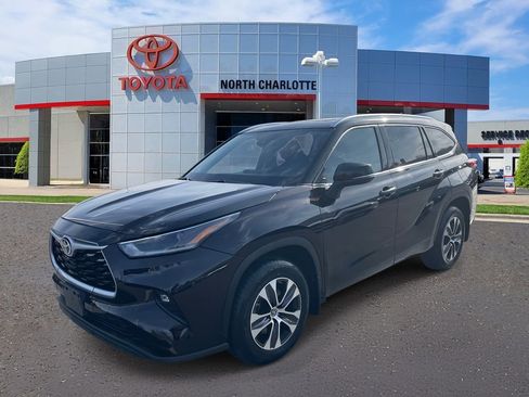 Used 2021 Toyota Highlander XLE image 5