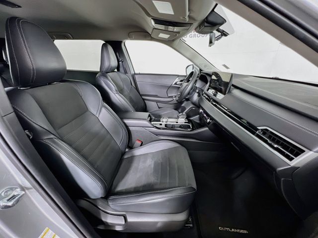 Used 2025 Mitsubishi Outlander SE FWD image 40