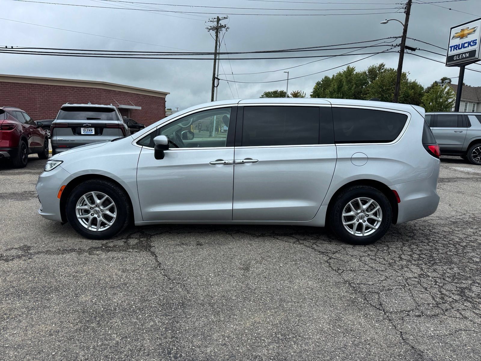 Used 2023 Chrysler Pacifica Touring-L FWD image 3