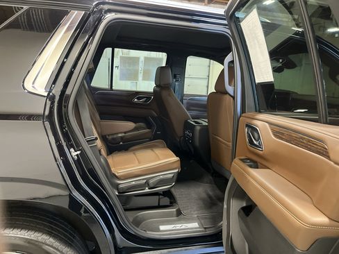 Used 2021 Chevrolet Tahoe High Country w/ Premium Package AWD/4WD image 16