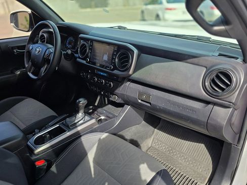 Used 2022 Toyota Tacoma TRD Off-Road w/ Technology Package image 15