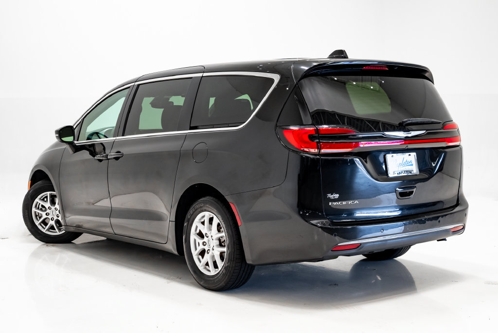 Used 2023 Chrysler Pacifica Touring FWD image 3