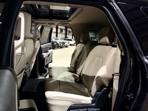 Used 2023 Ford Expedition Max Platinum AWD/4WD image 18