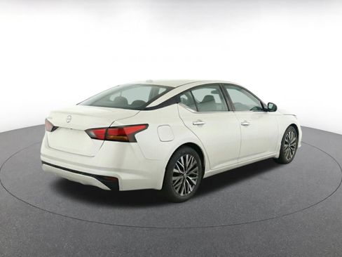 Used 2025 Nissan Altima 2.5 SV FWD image 9
