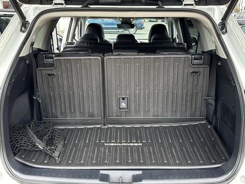 Used 2023 Toyota Highlander XLE image 11