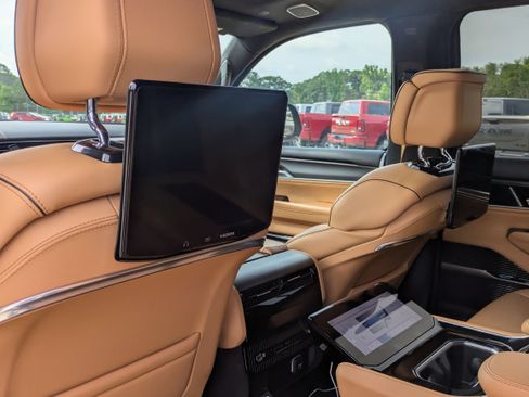 Used 2025 Jeep Grand Wagoneer L Series III w/ Rear Seat Video Group 1 AWD/4WD image 13