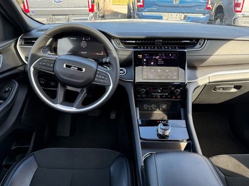 Used 2025 Jeep Grand Cherokee Altitude image 12