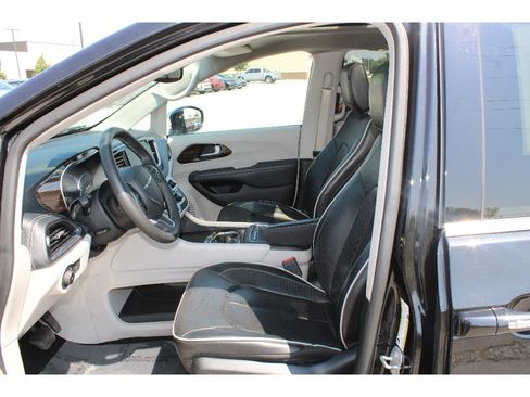 Used 2023 Chrysler Pacifica Limited image 13