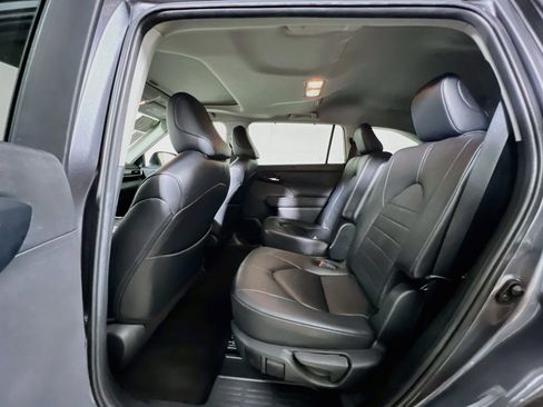 Used 2024 Toyota Highlander XLE FWD image 29