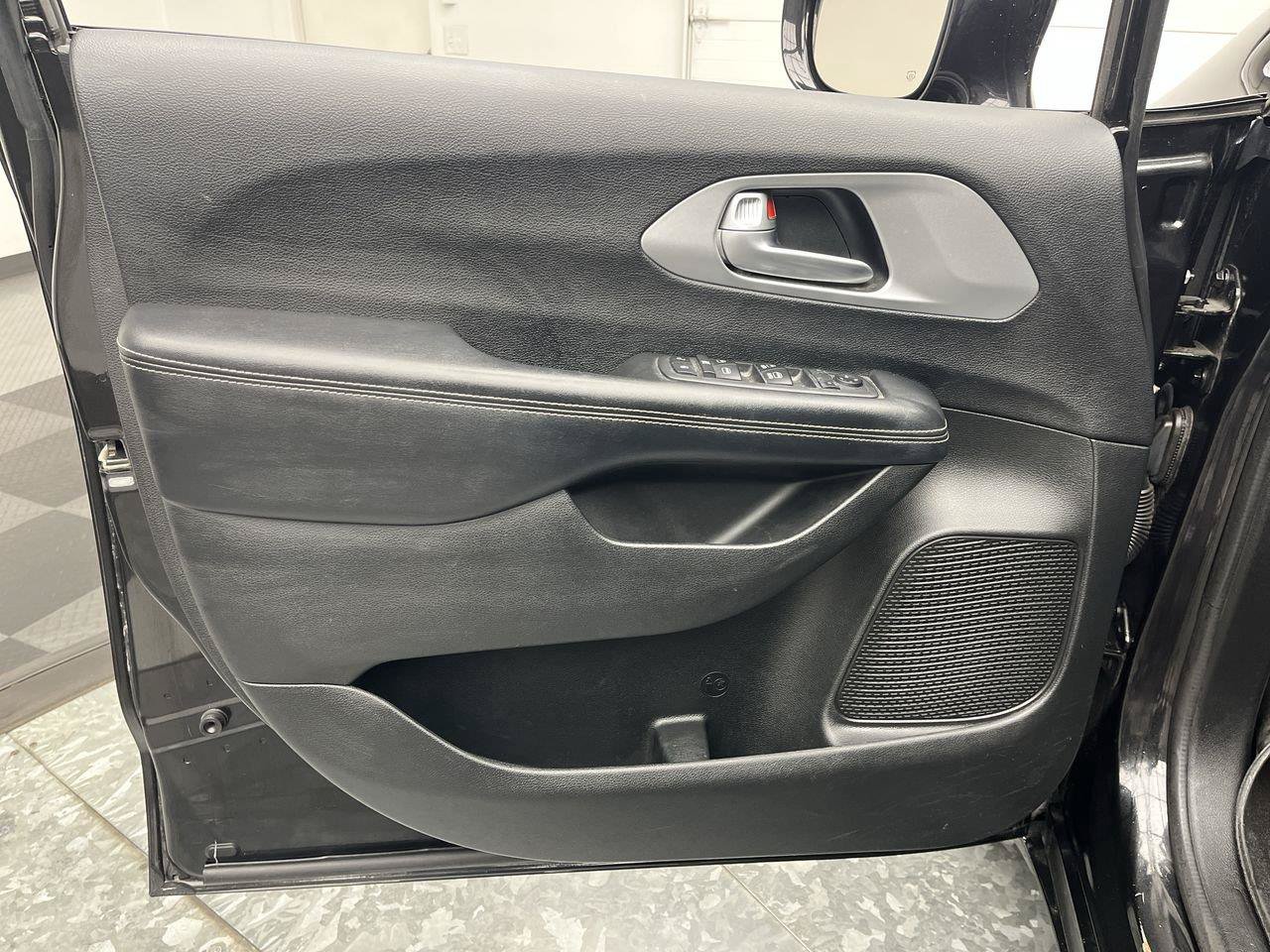 Used 2018 Chrysler Pacifica Touring Plus w/ S Appearance Package FWD image 7