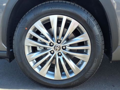 Used 2024 Toyota Highlander Platinum image 13