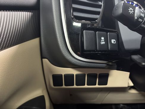 Used 2018 Mitsubishi Outlander SE image 18