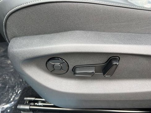 New 2026 Volkswagen Tiguan SE image 18