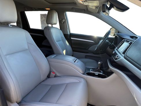 Used 2019 Toyota Highlander XLE image 15