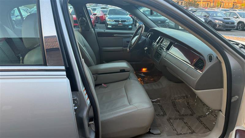 Used 2004 Lincoln Town Car Ultimate RWD image 8