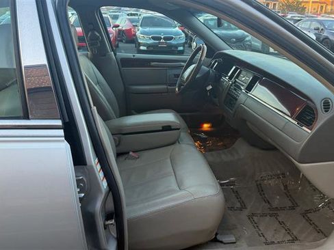 Used 2004 Lincoln Town Car Ultimate image 8