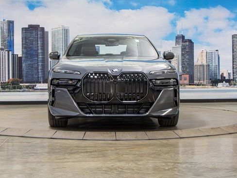 Used 2026 BMW 750e xDrive image 3