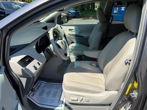 Used 2011 Toyota Sienna LE FWD image 10