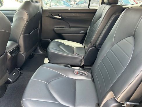 Used 2020 Toyota Highlander XLE FWD image 17