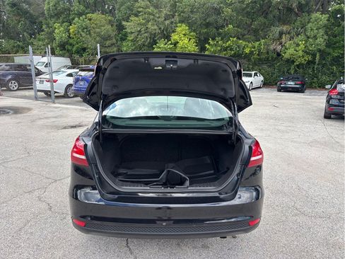 Used 2018 Ford Focus SE w/ SE Appearance Package FWD image 32