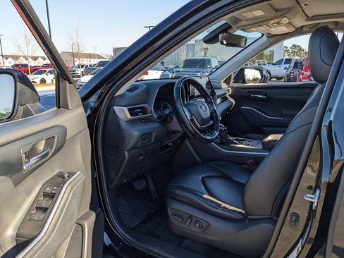 Used 2021 Toyota Highlander XLE image 36