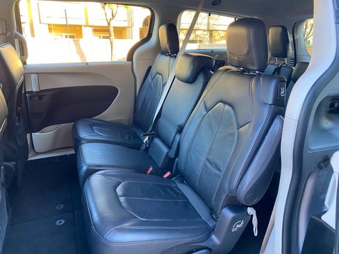 Used 2017 Chrysler Pacifica Touring-L image 31