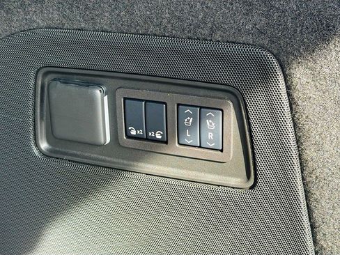 Certified 2025 Cadillac Escalade ESV V AWD/4WD image 17