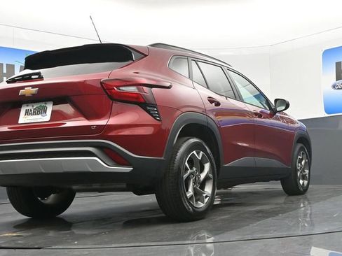 Used 2025 Chevrolet Trax LT w/ LT Convenience Package image 21