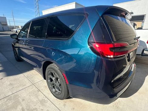 Used 2023 Chrysler Pacifica Touring-L w/ S Appearance Package FWD image 5