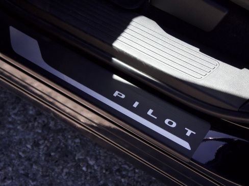 Used 2025 Honda Pilot TrailSport image 9