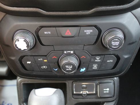 Used 2018 Jeep Renegade Latitude FWD image 27